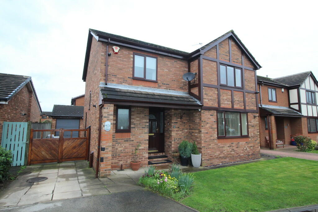 4 bedroom detached house for sale in Kings Drive, Altofts, WF6