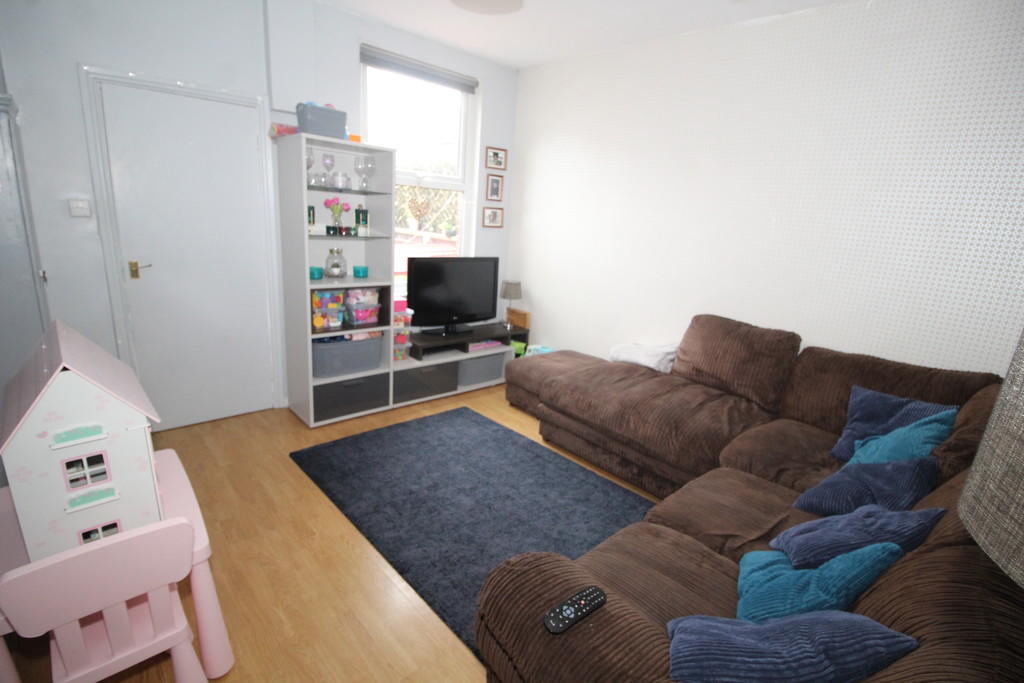 3 bedroom terraced house for sale in Park Avenue, Normanton, WF6