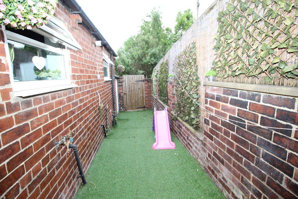 3 bedroom terraced house for sale in Park Avenue, Normanton, WF6