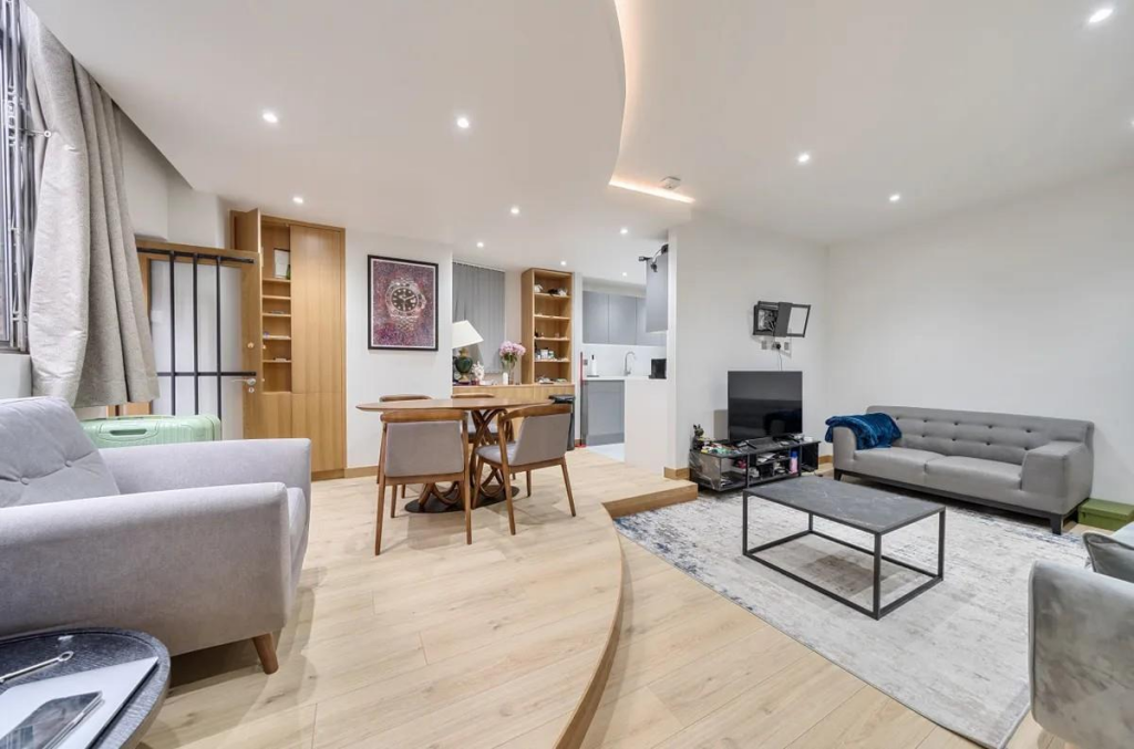 Main image of property: 2 Avenue Road