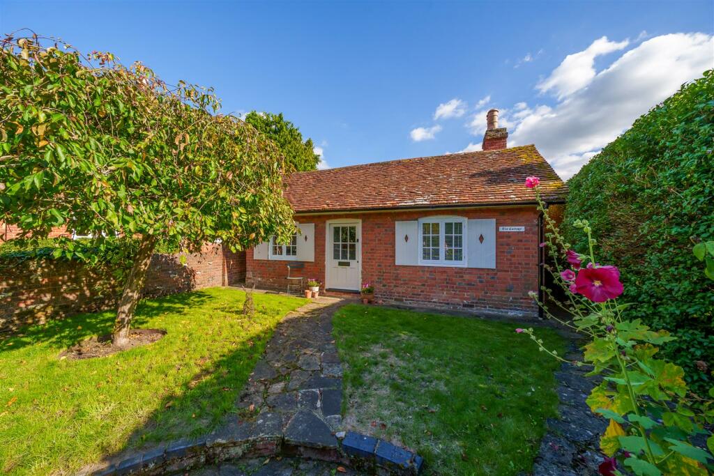 2 bedroom cottage for sale in The Street, East Clandon, Guildford, GU4