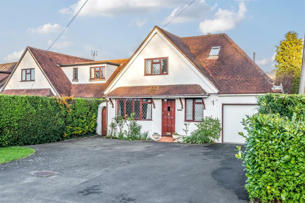 3 bedroom detached house for sale in Surrey Gardens, Effingham Junction