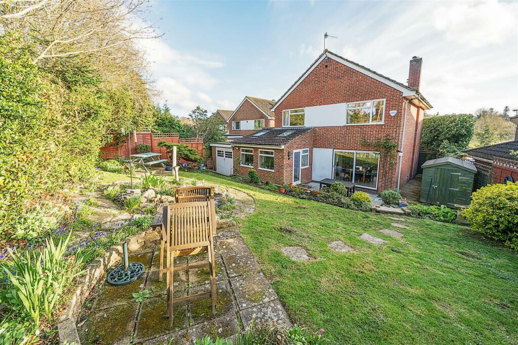 4 bedroom detached house for sale in Kingswood Close, Merrow, GU1