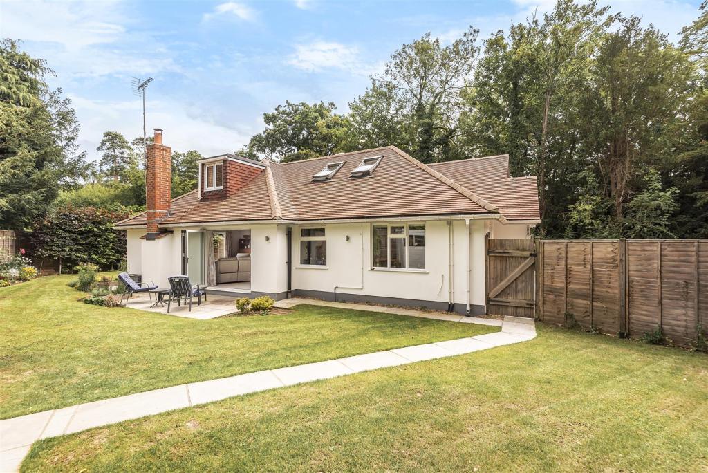 5 bedroom detached house for sale in Forest Road, East Horsley, KT24