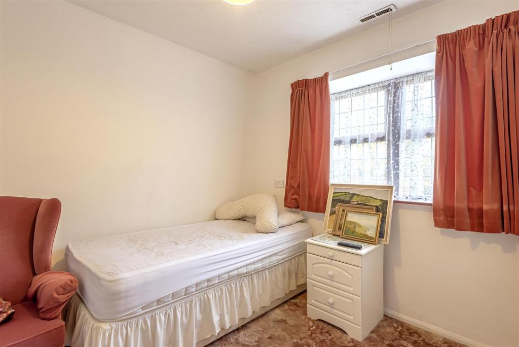 2 bedroom bungalow for sale in Weston Lea, West Horsley, KT24