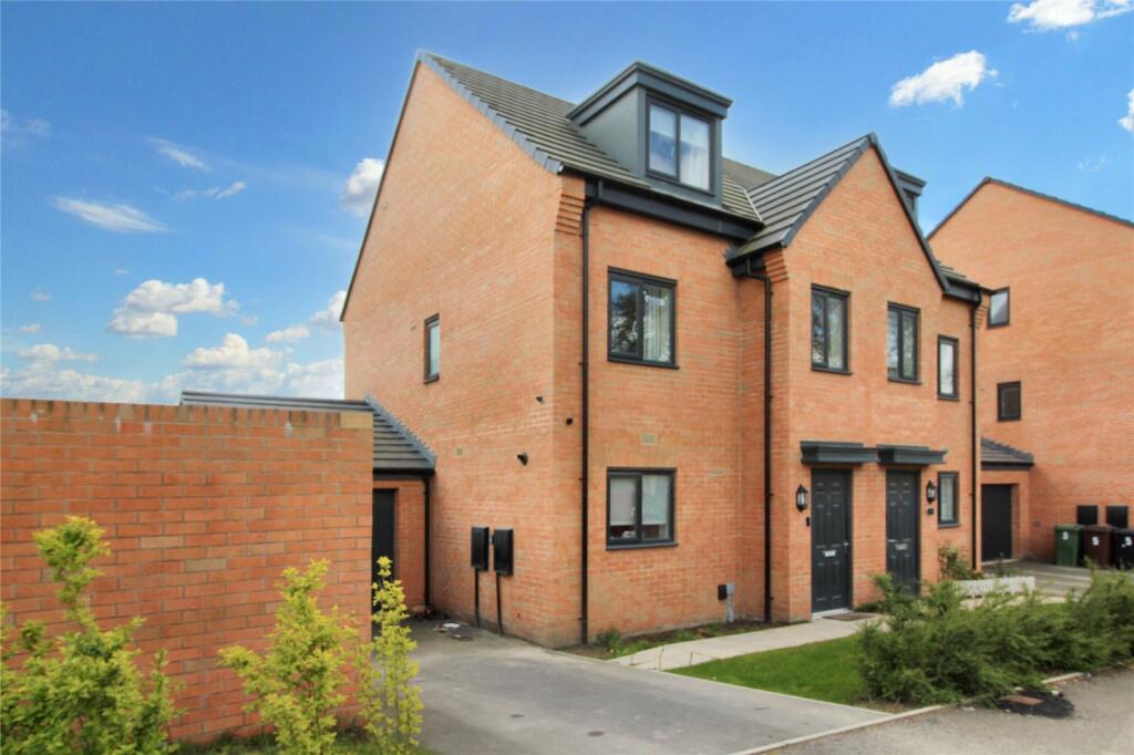 3 bedroom semidetached house for sale in Lilac Avenue, Seacroft, Leeds