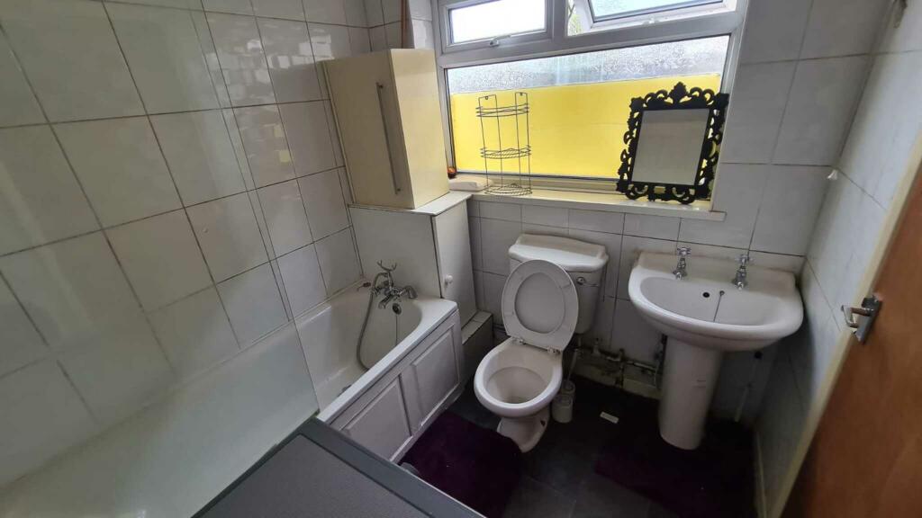 Additional property image - Room 4, Blackford Road, Sparkhill, B11 3SH
