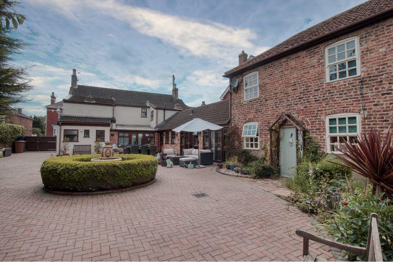 4 bedroom detached house for sale in Wharf Road, Crowle, DN17