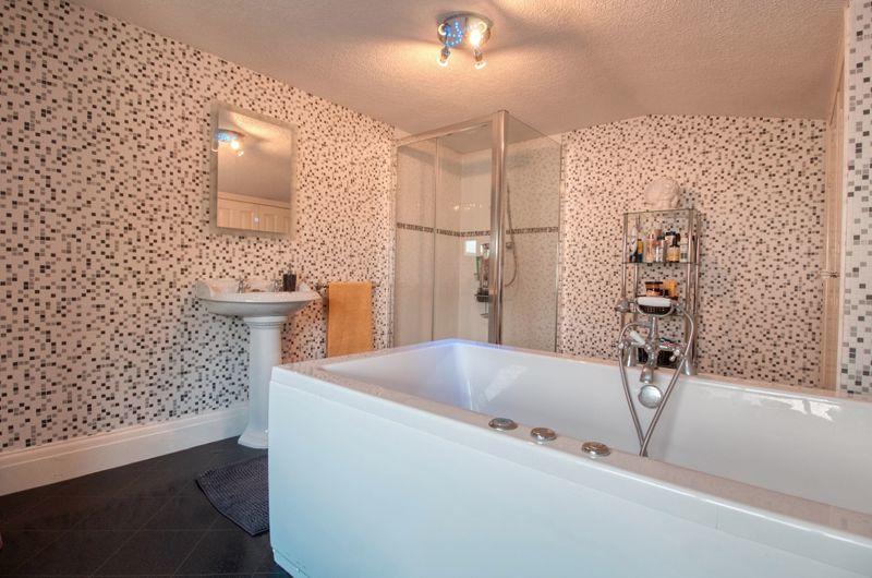 4 bedroom detached house for sale in Wharf Road, Crowle, DN17