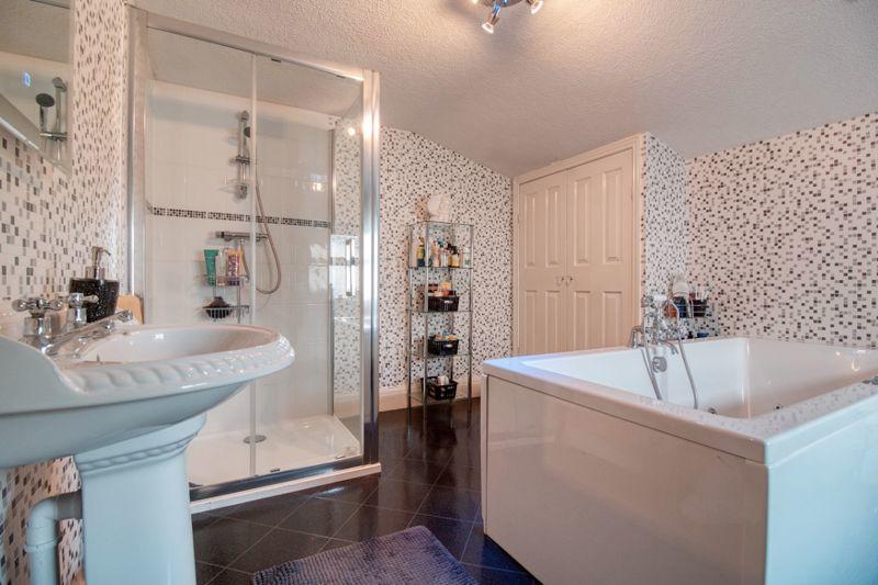 4 bedroom detached house for sale in Wharf Road, Crowle, DN17