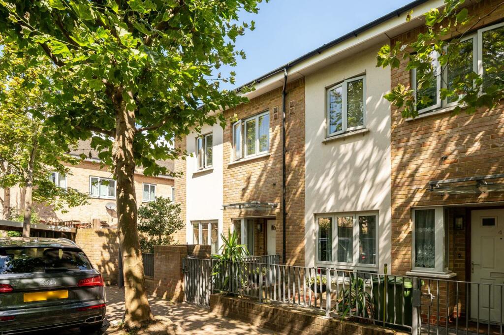 3 bedroom end of terrace house for sale in Yew Tree Close, Lewisham