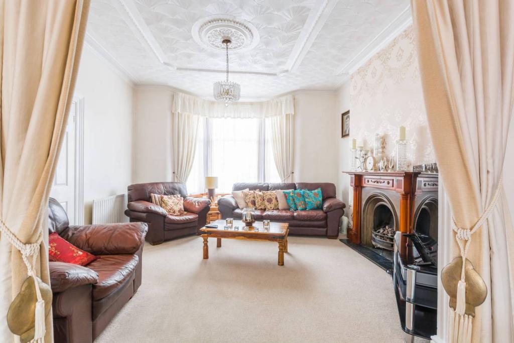 3 bedroom house for sale in Hazelbank Road, Catford, London, SE6