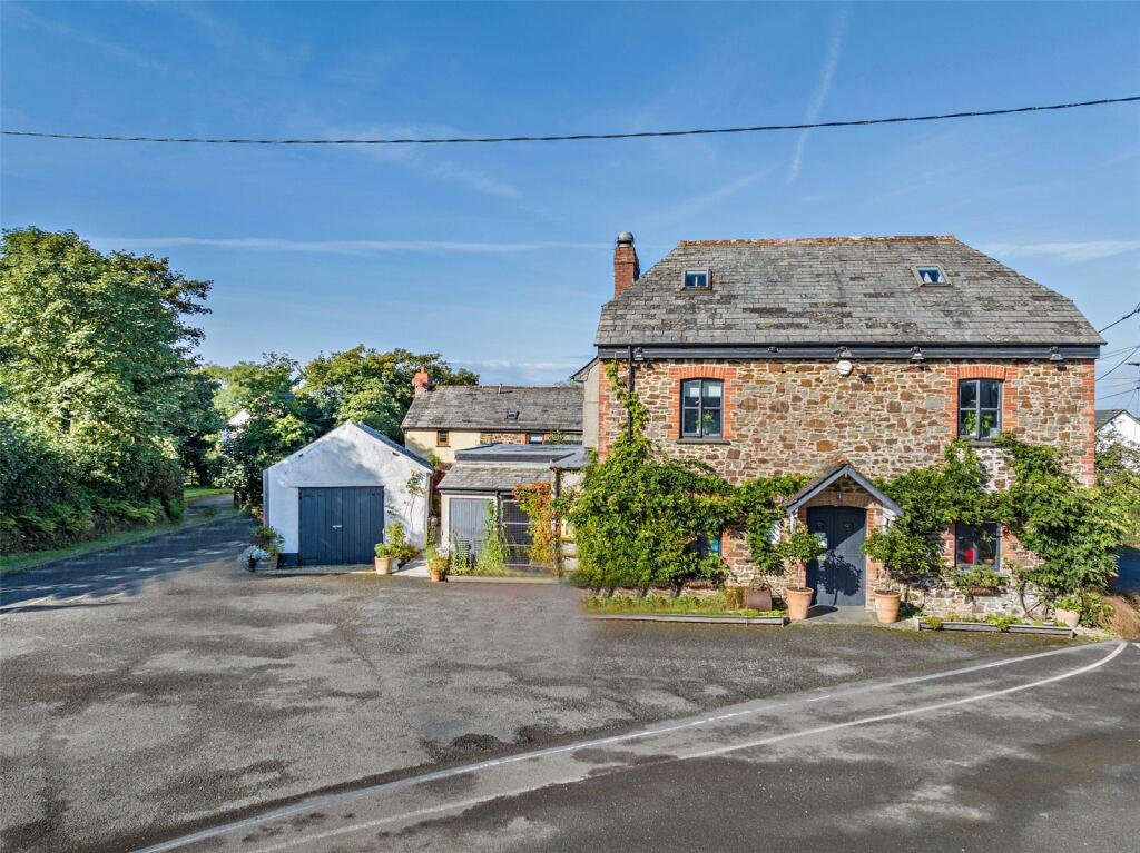 5 bedroom detached house