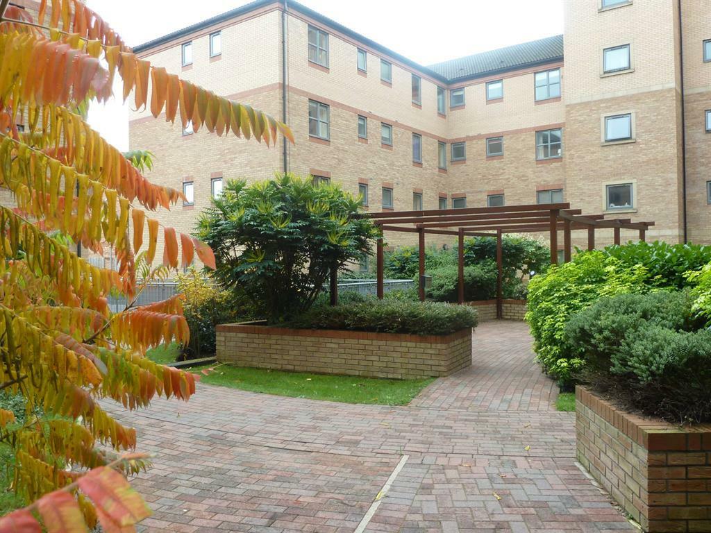 3 bedroom flat for rent in Kentmere Drive, Lakeside, Doncaster, DN4 5FF, DN4