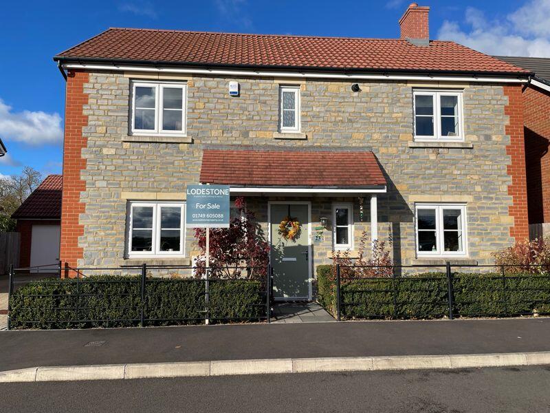 4 bedroom detached house for sale in Beautifully presented detached