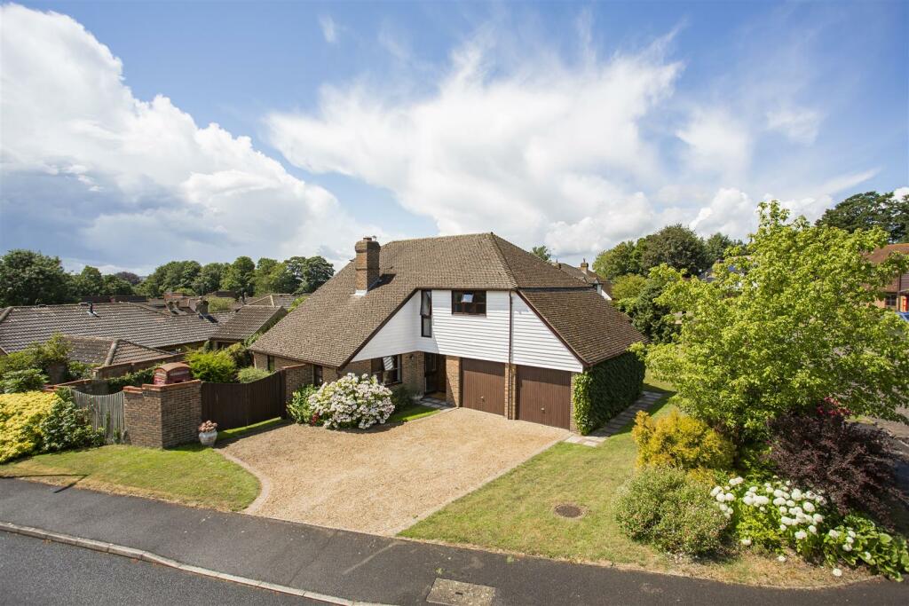 4 bedroom detached house for sale in Court Meadow, Wrotham, TN15