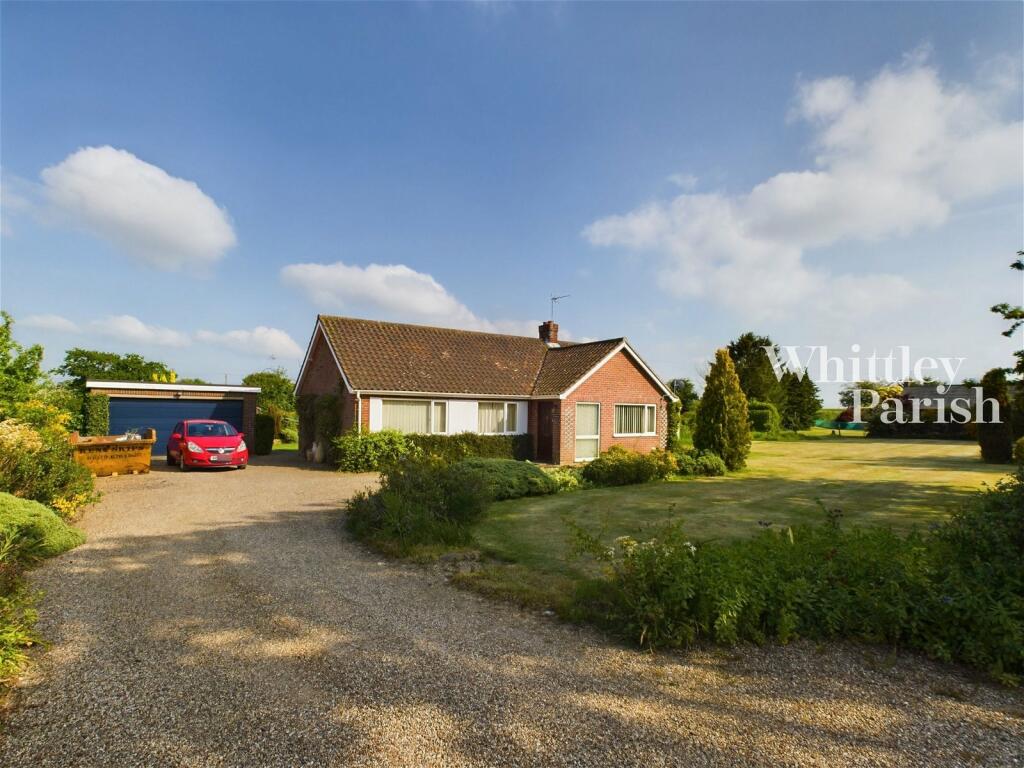 4 bedroom detached bungalow for sale in Ipswich Road, Long Stratton, NR15
