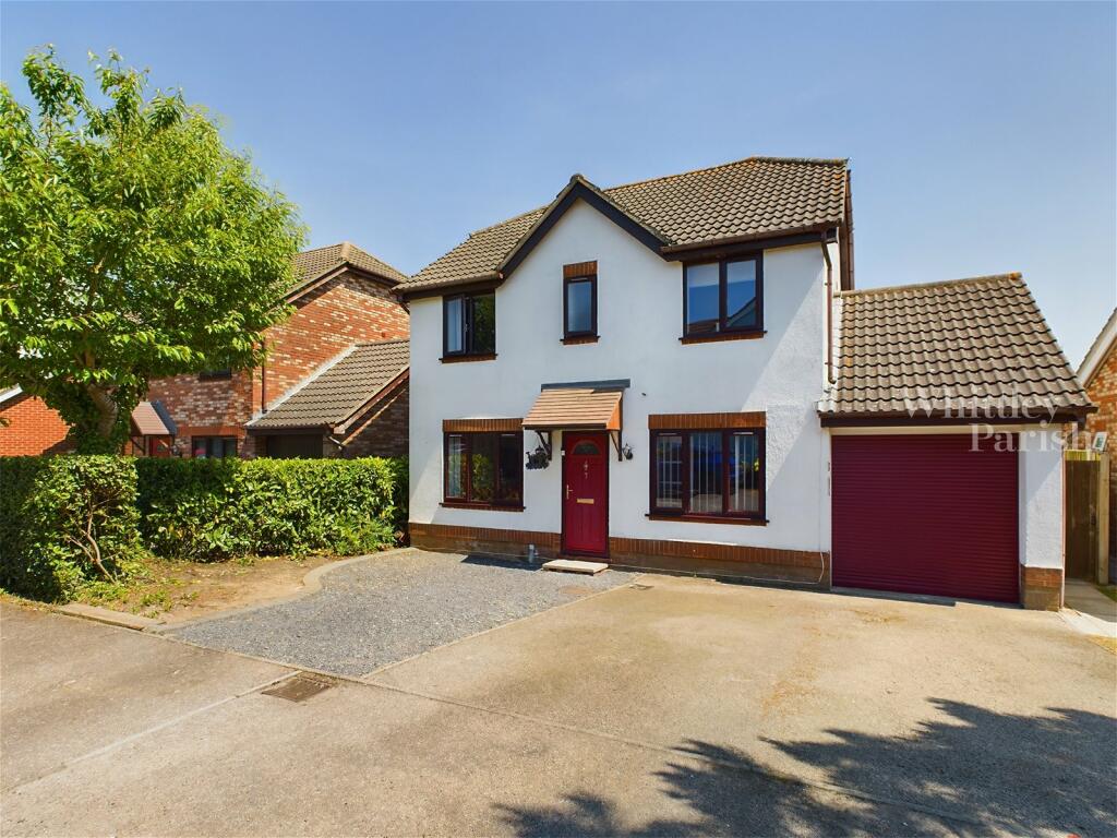 4 bedroom detached house for sale in Alexander Close, Long Stratton