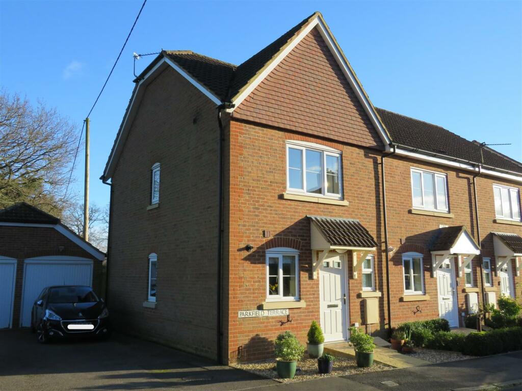 3 bedroom end of terrace house for sale in Parkfields Terrace