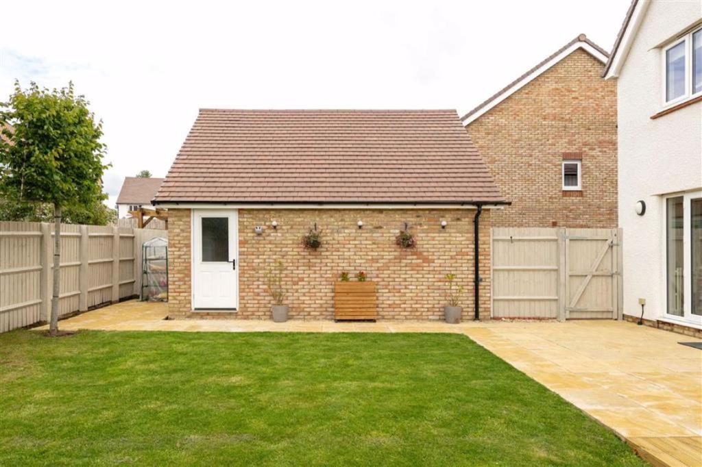 3 bedroom detached house for sale in Blacklands Rise, Calne, Wiltshire