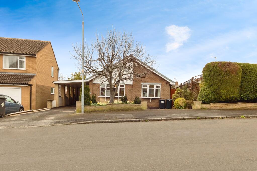 3 bedroom bungalow for sale in Weaverthorpe Road, Woodthorpe