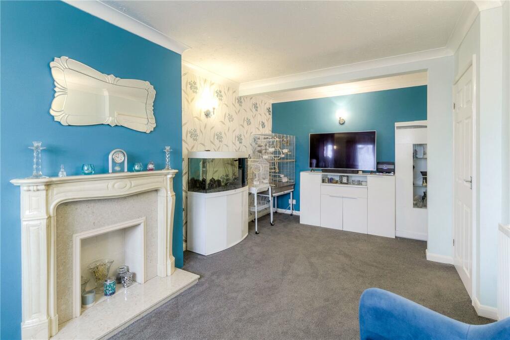 2 bedroom bungalow for sale in Highlands Avenue, Northampton, NN3