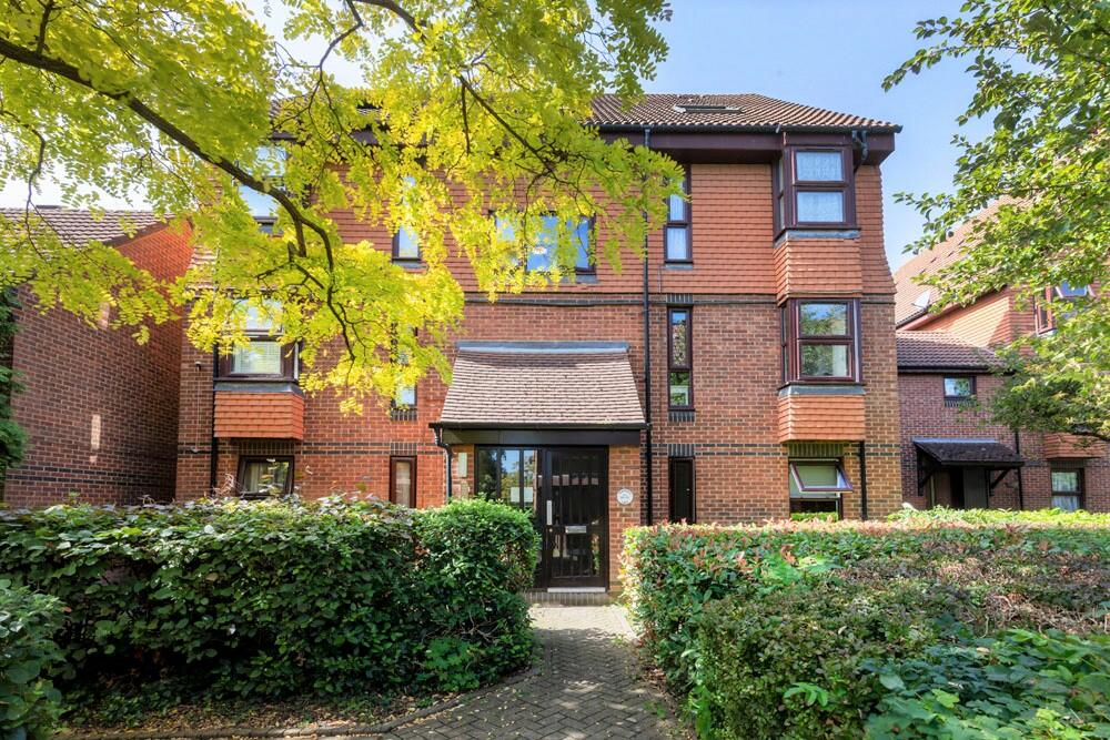 Studio flat for sale in Turnpike Lane, Sutton, Surrey, SM1