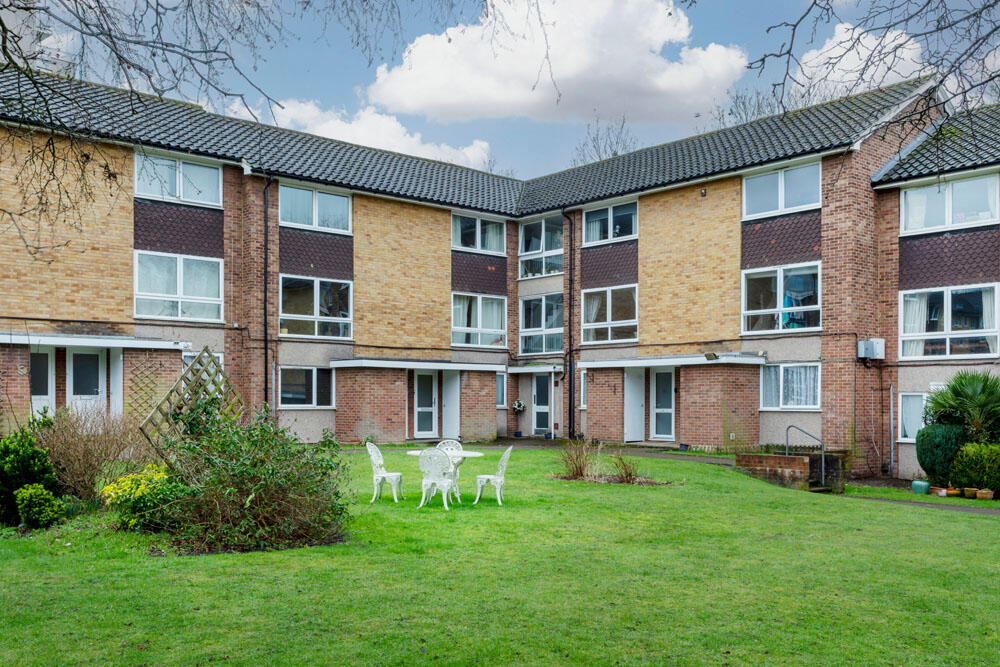 2 bedroom for sale in Basinghall Gardens, Sutton, Surrey, SM2