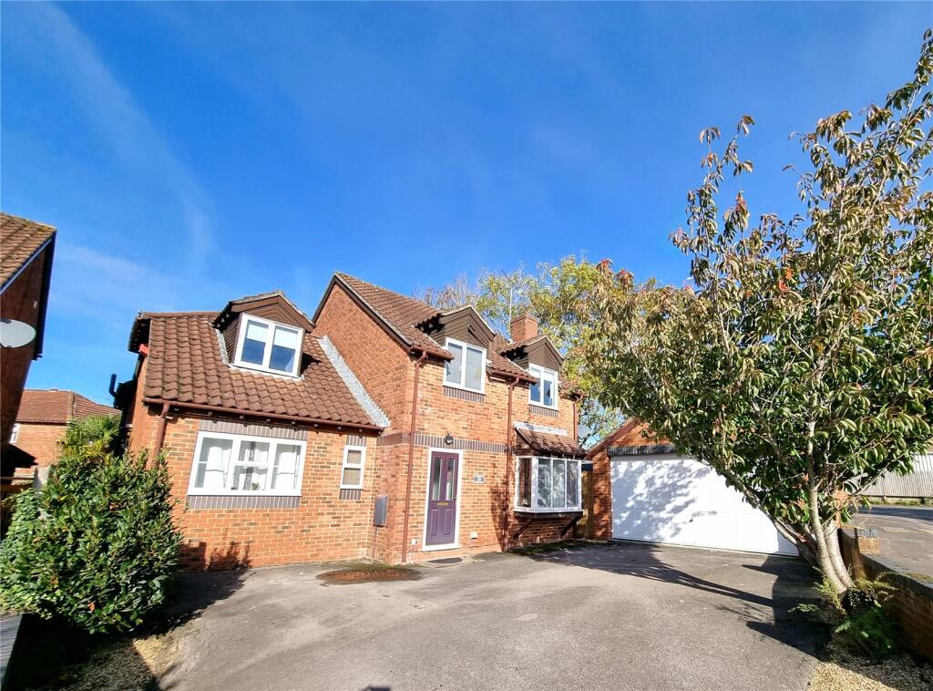 5 bedroom detached house for sale in Kestrel Close, Waltham