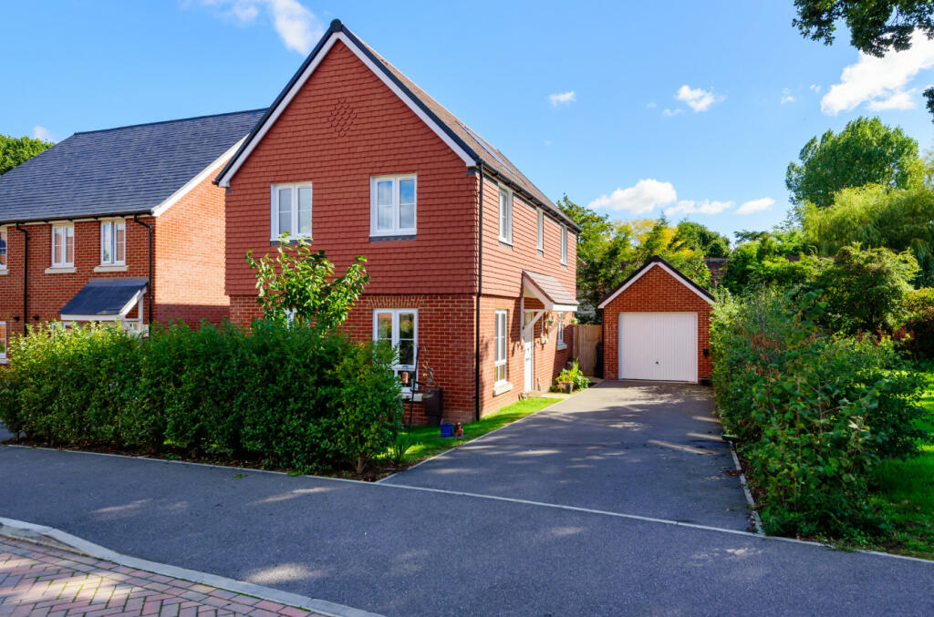 3 bedroom detached house for sale in Sandy Hill Close, Waltham Chase