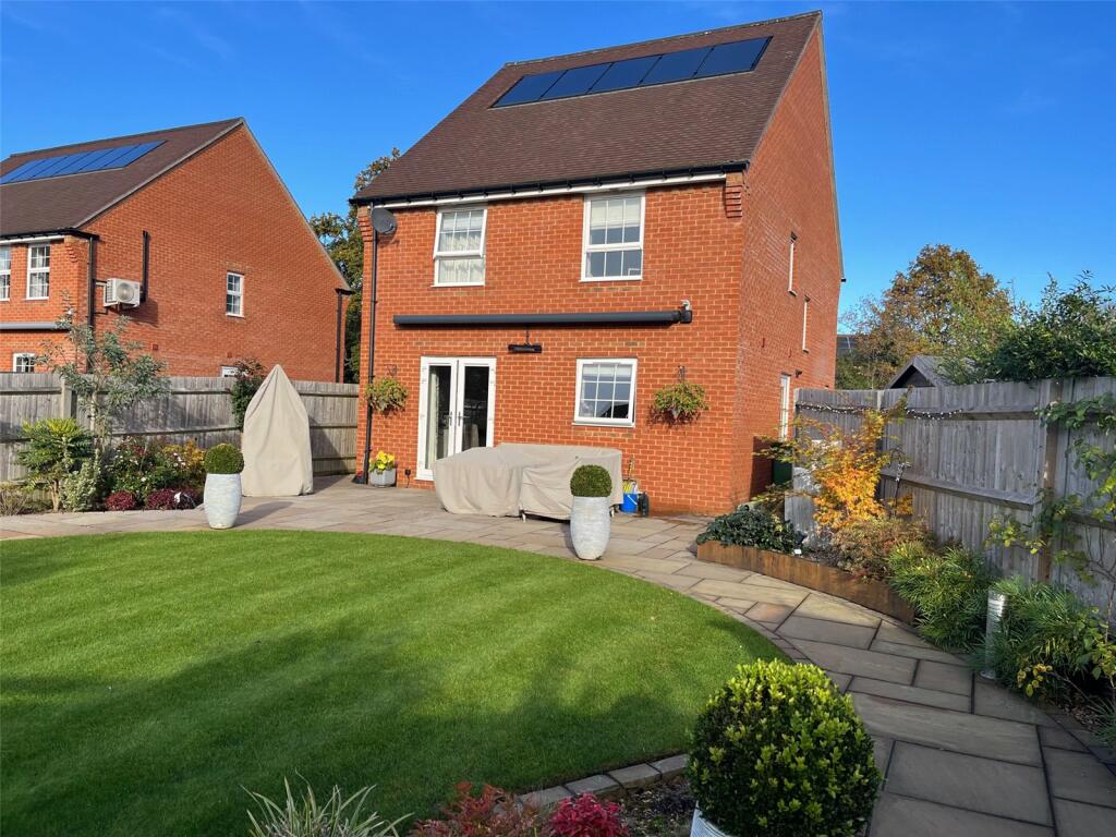 4 bedroom detached house for sale in Holywell Close, Swanmore