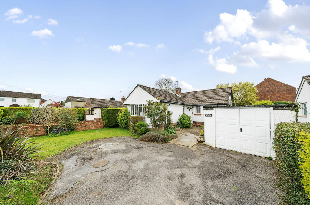 3 bedroom bungalow for sale in High Street, Shirrell Heath, Southampton