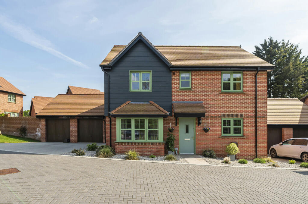 4 bedroom detached house for sale in Abbey Drive, Waltham