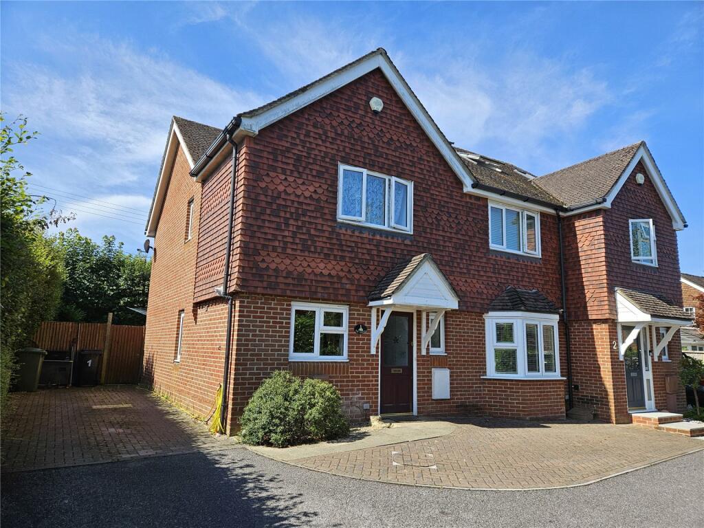 2 bedroom semidetached house for sale in Folly Field, Waltham