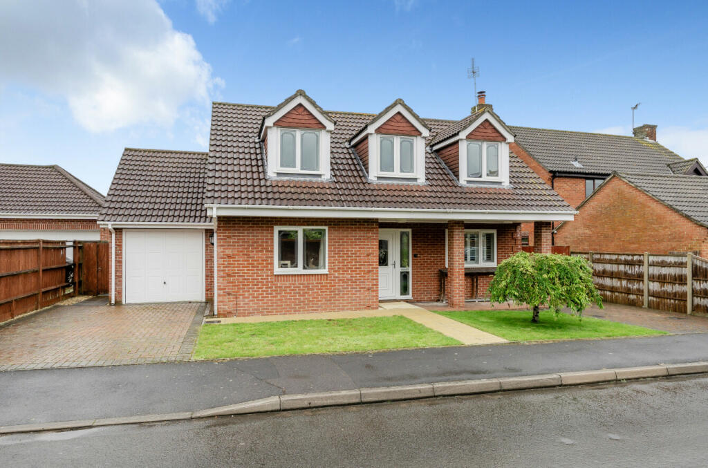 3 bedroom detached house for sale in The Ridings, Waltham Chase