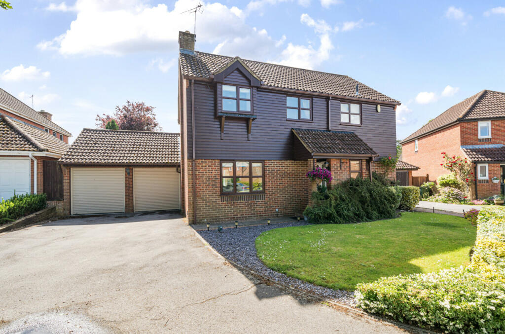 4 bedroom detached house for sale in The Ridings, Waltham Chase