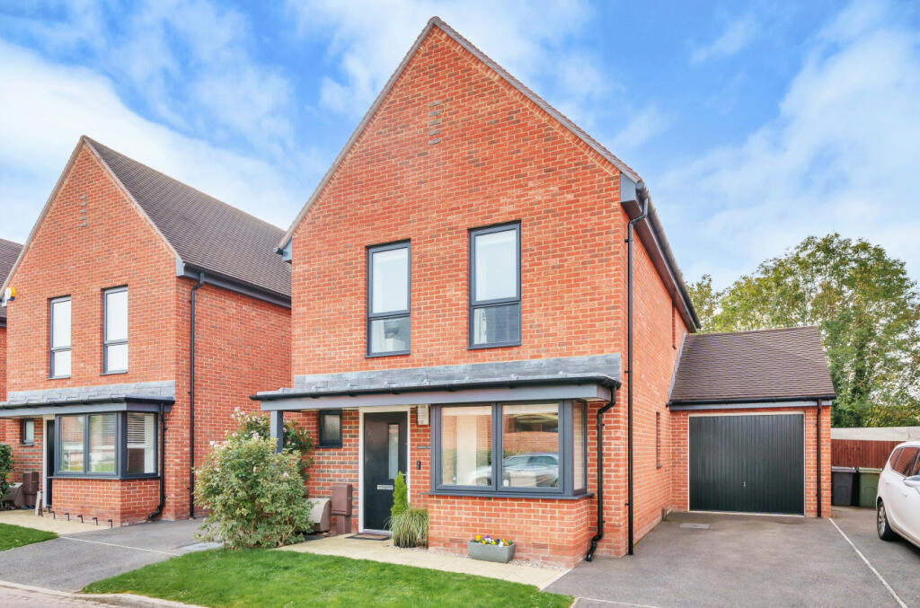 3 bedroom link detached house for sale in Brook Close, Swanmore