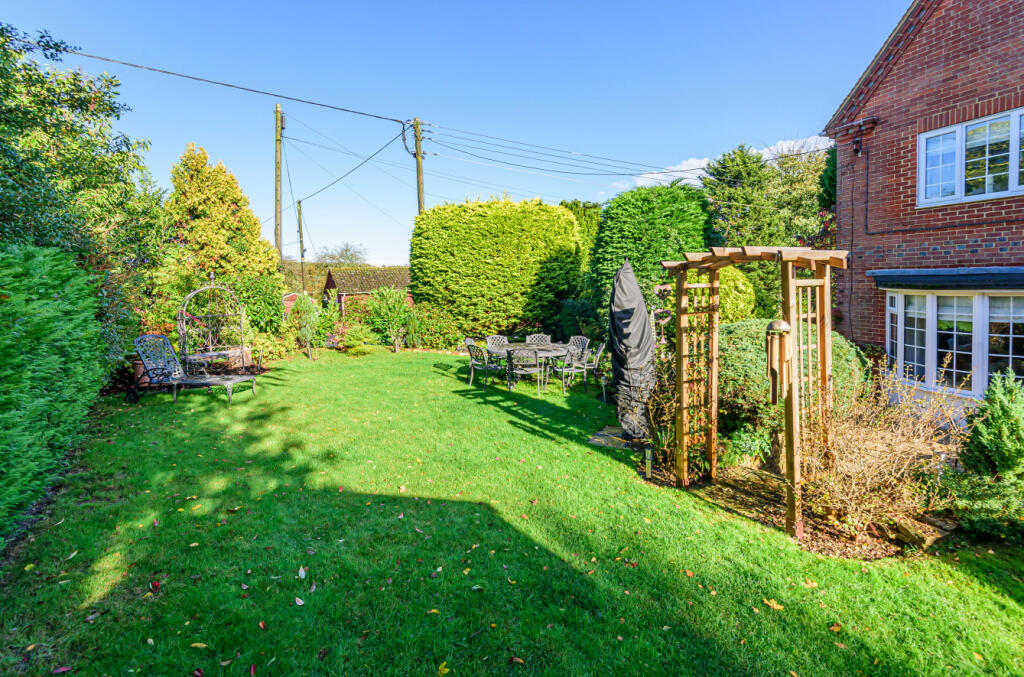 3 bedroom detached house for sale in Romsey Road, Whiteparish