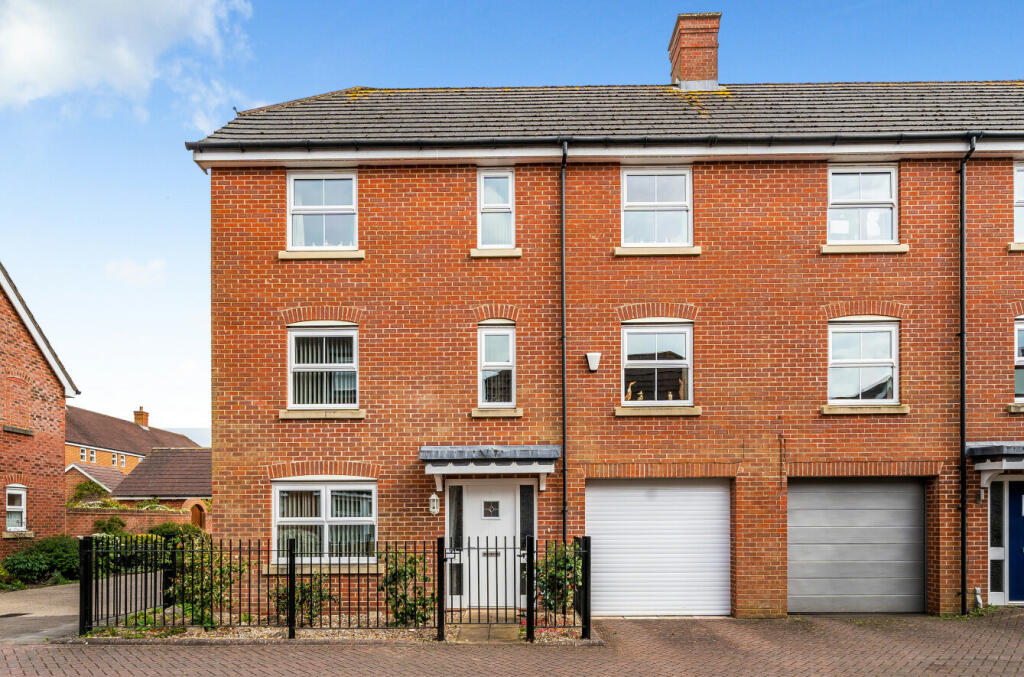 4 bedroom semidetached house for sale in Withy Close, Romsey