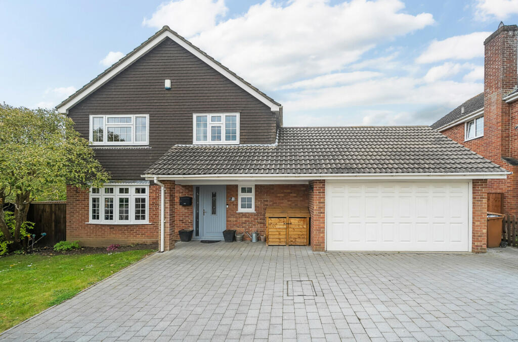 4 bedroom detached house for sale in Reeves Close, West Wellow, Romsey