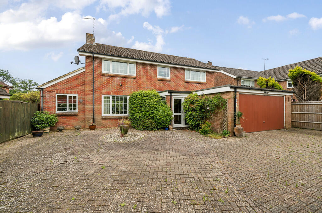 4 bedroom detached house for sale in Holly Road, Ashurst, Southampton