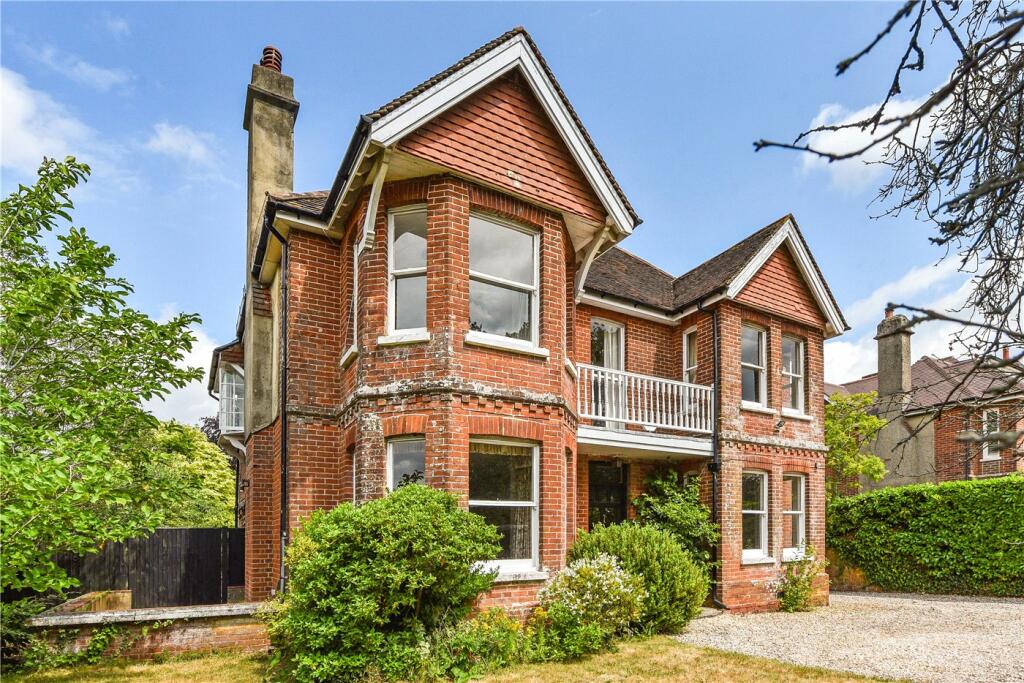 6 bedroom detached house for sale in Heath Road, Petersfield, Hampshire