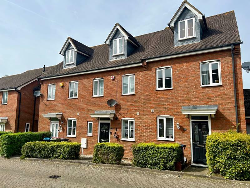 3 bedroom town house for rent in Hopton Grove, Newport Pagnell , MK16