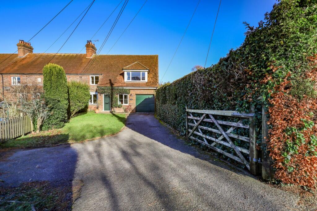 4 bedroom end of terrace house for sale in Rake Road, Liss, Hampshire, GU33