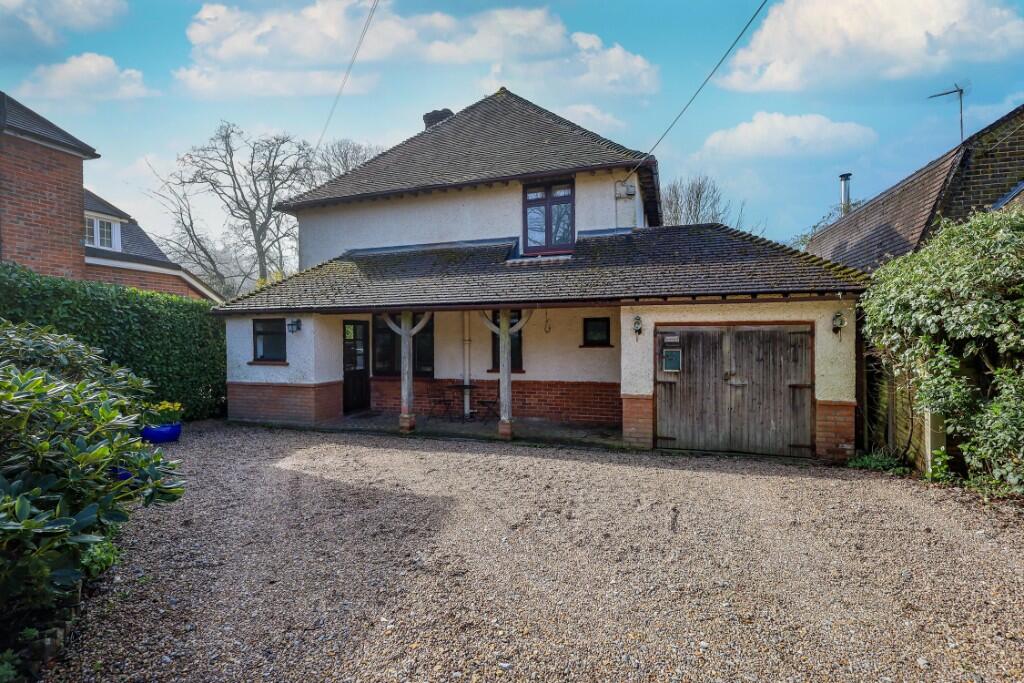 3 bedroom detached house for sale in Coombe Road, Hill Brow, Liss, GU33