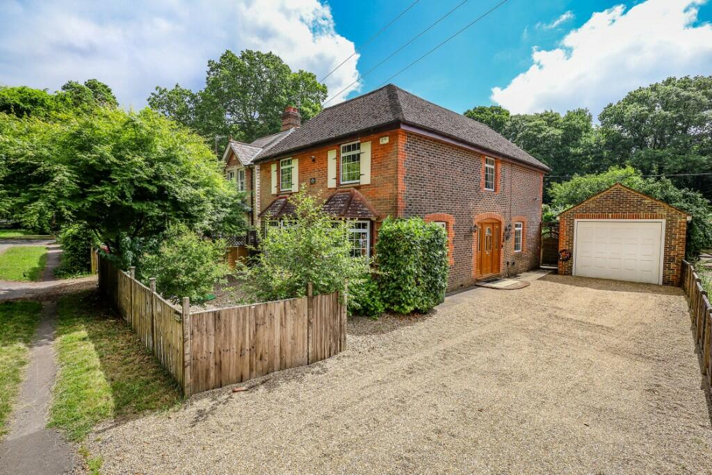 4 bedroom detached house for sale in Hill Brow, Liss, GU33