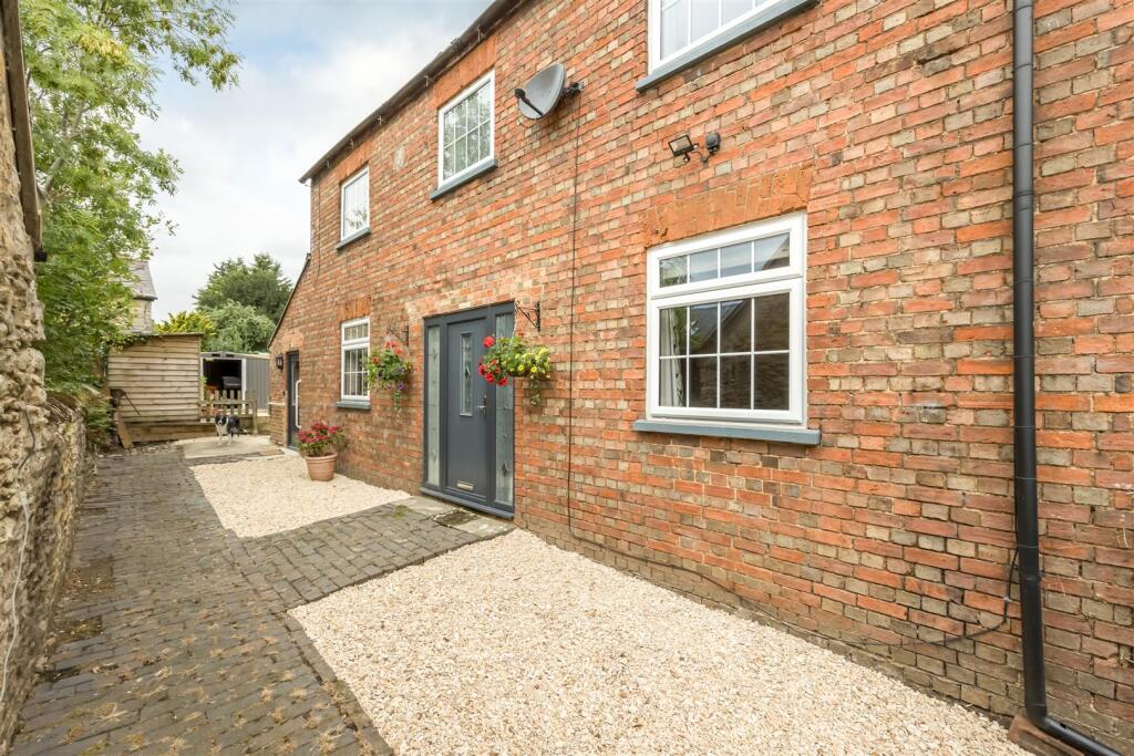 Main image of property: The Green, Hethe