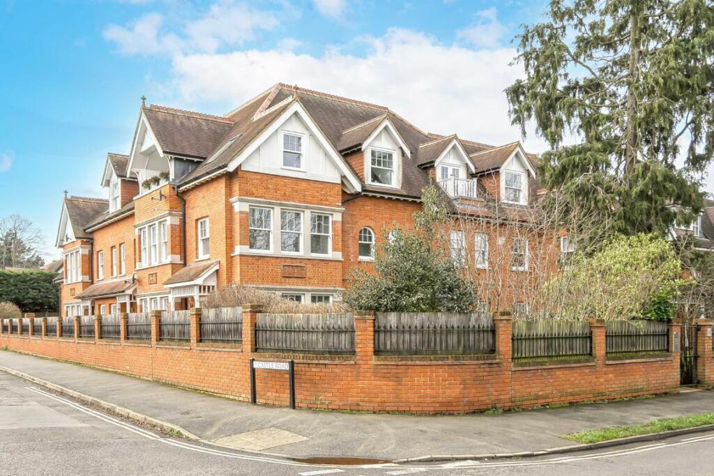 2 bedroom flat for sale in Oatlands Chase, Weybridge, KT13