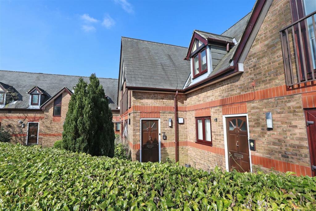 2 bedroom apartment for sale in Redver Court, Redver Road, Warlingham, CR6
