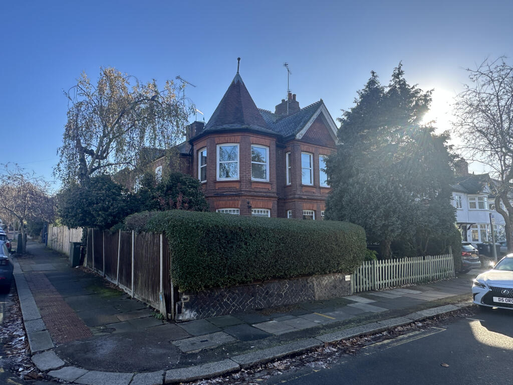 Main image of property: 40A Birkbeck Road, Mill Hill, London, NW7